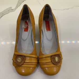 Mix Mooz FILLIS Yellow Suede/Leather Heels sz 6